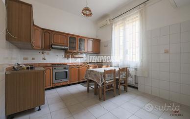 Luminoso trilocale con cantina e posto auto in zon