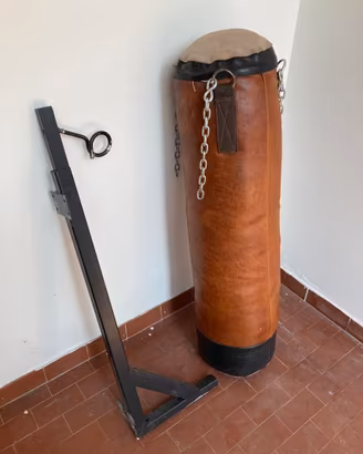 Sacco da Boxe 30Kg in Pelle + Staffa da Muro