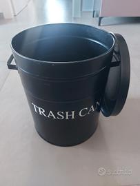 Bidone in metallo con coperchio stile industrial