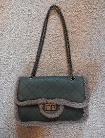 Borsa a tracolla trapuntata in eco-pelliccia 