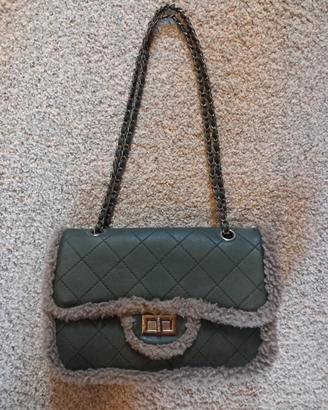 Borsa a tracolla trapuntata in eco-pelliccia 
