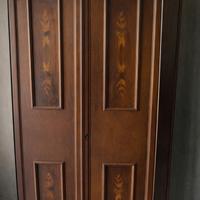 Armadio classico con intarsi floreali