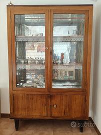 Credenza con vetrina