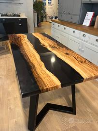 Tavoli in legno e resina