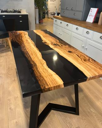 Tavoli in legno e resina