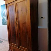 Armadio in legno a 2 ante e ampio cassetto