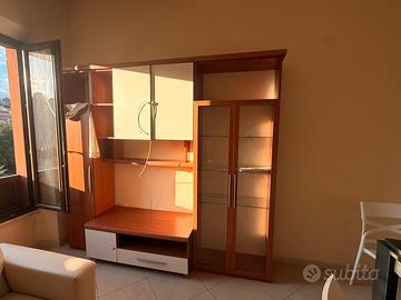 Mobile tv con vetrina in legno massello