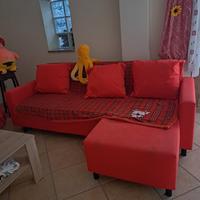 divano letto ikea e mobiletto basso