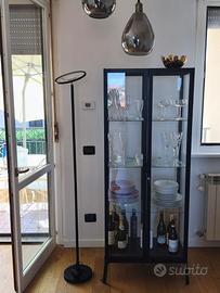 Credenza in vetro moderna con lampada abbinata