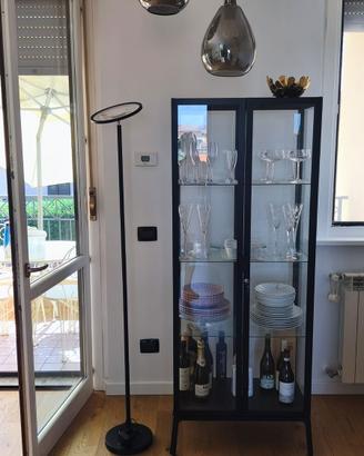 Credenza in vetro moderna con lampada abbinata