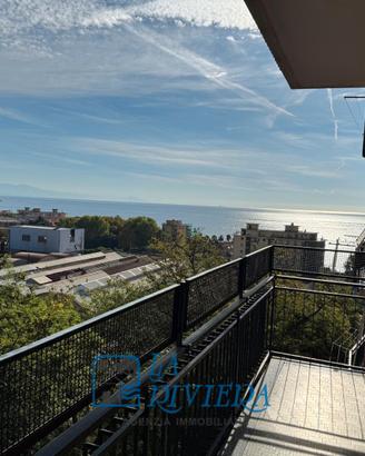 Appartamento conampia balconata e vista mare