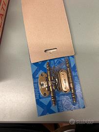 Cerniere per mobili antichi.