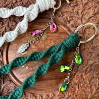 Portachiavi in macramè con ciondolo fatto a mano