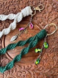 Portachiavi in macramè con ciondolo fatto a mano