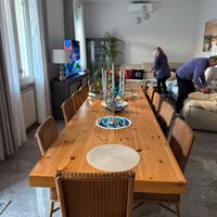 Tavolo in legno  con 12 sedie moderno/rustico