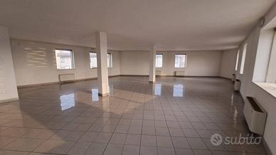 Immobile di 207 m² con 1 locale a Montecchio Maggi