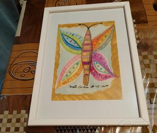 Farfalla in cornice con ali aperte