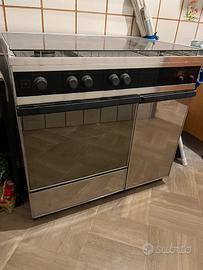 Cucina a gas e forno elettrico