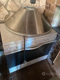 Cucina con forno e cappa