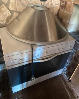 Cucina con forno e cappa