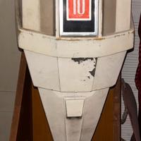 Motore vintage per gommone, con vari componenti