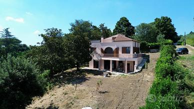 VILLA SINGOLA A BRACCIANO