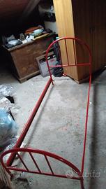 Due letti rossi smontabili con rete