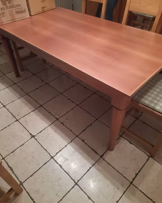Tavolo e porta finestra Molteni disegnato da Luca