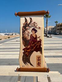 Pergamena in legno intarsiata con figura di Geisha
