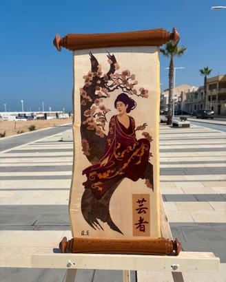 Pergamena in legno intarsiata con figura di Geisha
