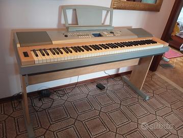 Pianoforte digitale YAMAHA DGX620