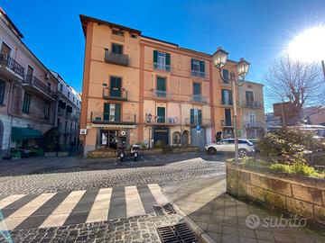 Ampio locale commerciale in Via Cuomo