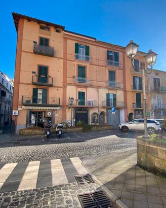 Ampio locale commerciale in Via Cuomo