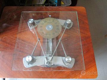 bilancia pesa persone Laica in vetro vintage