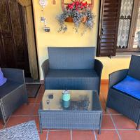 Divano tavolino e poltrone da esterno
