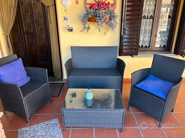 Divano tavolino e poltrone da esterno