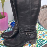 Stivali in pelle colore nero marca Bata