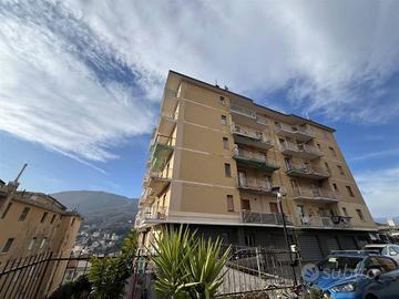 Appartamento di 102 m² con più di 5 locali a Genov