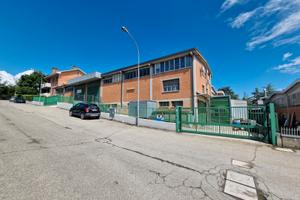 Capannone, mensa, spogliatoi e parcheggi