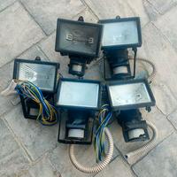 Faretti alogeni con sensore 150w a 20€ tutti e 5