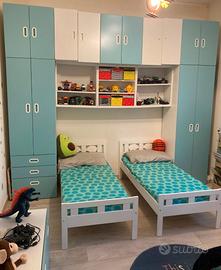 Cameretta IKEA con 2 letti scrivanie e cassettiera