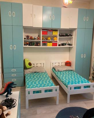 Cameretta IKEA con 2 letti scrivanie e cassettiera