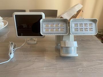 Faretto a led con pannello solare e sensore di mov