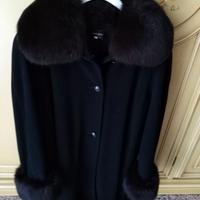 Cappotto boutique con collo e polsi in pelliccia v