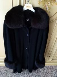 Cappotto boutique con collo e polsi in pelliccia v