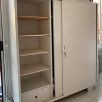 Armadio a due ante scorrevoli in legno