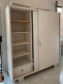 Armadio a due ante scorrevoli in legno