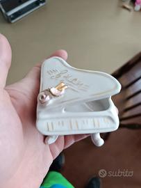 piccolo pianoforte in porcellana vintage 