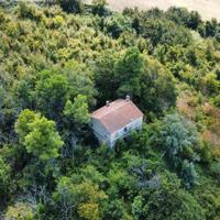 SI VENDE CASALE CON TERRENO DI 43500 mq