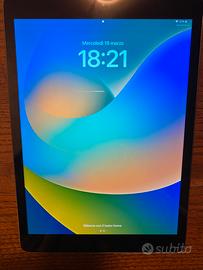 Ipad 8a generazione con Apple Pencil e tastiera